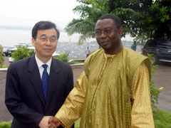 The visiting Chinese Assistant Minister of Foreign Affairs, Mr. Lu Gouzeng shaking hands with Sierra Leone's Minister of Foreign Affairs Momodu Koroma