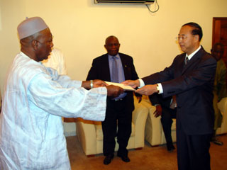 Ambassador Cheng Wengu presenting his letters of credence to President Kabbah