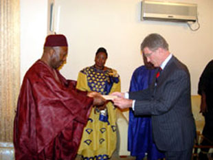 Ambassador Johannes Wilhemus Gunivortus Jansing presents his letter of credence to President Kabbah