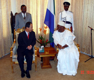 President Kabbah in discussion with Ambassador Dong-won Kim