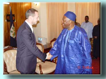 President Kabbah in handshake with Prince Haakon