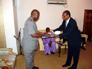 Chairman of the Board, Mr. Y.T. Sesay presenting the cheque to President Kabbah