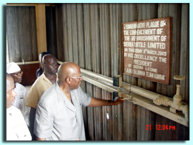 President Kabbah presses the siren button to signal restart of operations
