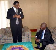 Acting President, Justice Edmond Cowan,  reports to Vice-President Berewa at the Presidential Lounge, Lungi International Airport